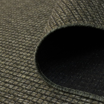 Tapete enrolado com padrão quadriculado em tons castanhos e verdes