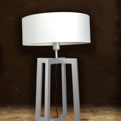 Candeeiro de mesa com base metálica cinzenta e cúpula branca