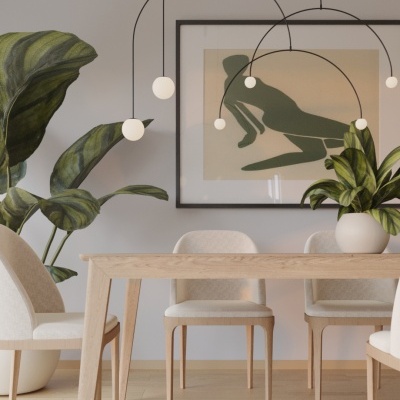 Sala de jantar com mesa de madeira clara, quatro cadeiras bege, luminárias suspensas negras com esferas brancas, plantas em vasos e quadro de silhueta verde.
