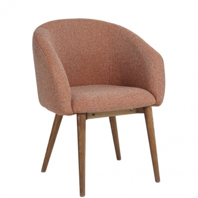 cadeira estofada laranja com pernas de madeira sobre fundo branco