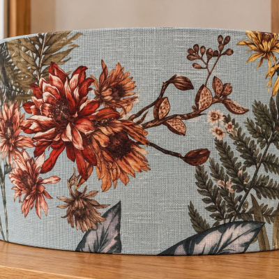 Abajur cúpula tecido floral tons vermelhos e amarelos