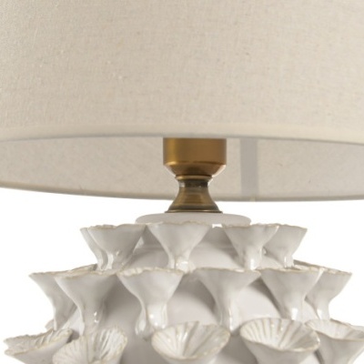 Candeeiro de mesa branco com cúpula bege e base decorativa em cerâmica