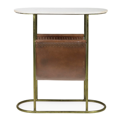 Mesa lateral com tampo branco, estrutura dourada e suporte de pele castanha