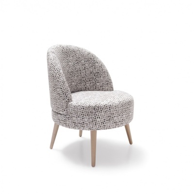 Cadeira estofada com padrão geométrico cinzento e pernas de madeira clara