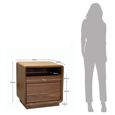 Mesa de cabeceira de madeira castanha com gaveta e compartimento aberto, medidas em cm ao lado de uma silhueta de pessoa para escala.