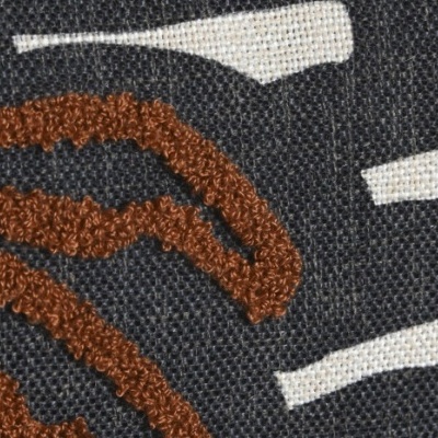 Tecido com padrão bordado castanho e branco sobre fundo cinza escuro