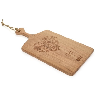 Tábua de cortar de madeira com desenho gravado e corda no cabo