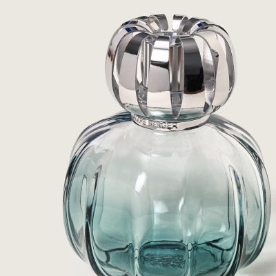 Frasco de vidro decorativo azul esverdeado com tampa prateada