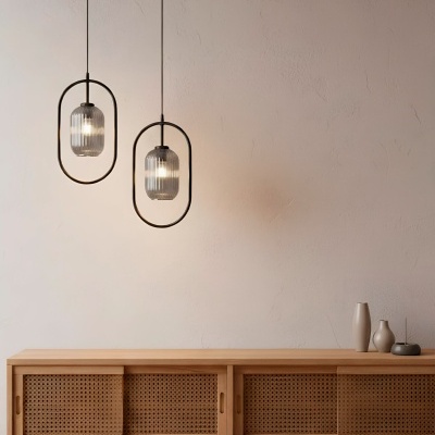 Aparador de madeira com portas em palhinha e luminárias pendentes em vidro acanalado