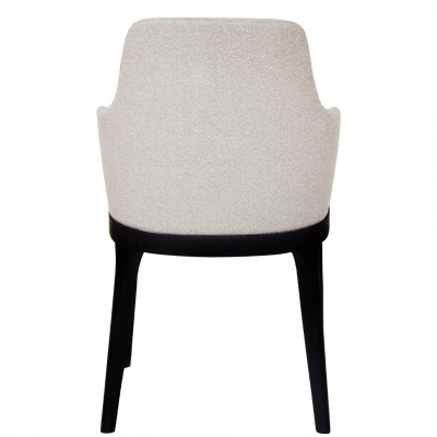 Cadeira cinzenta clara com pernas pretas vista de costas