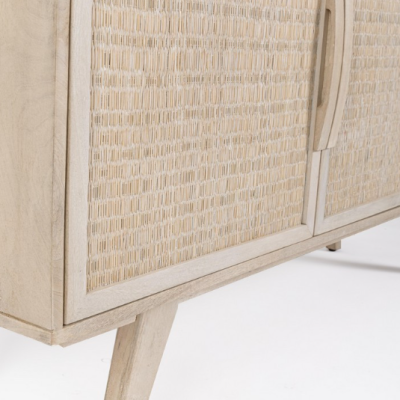 Móvel em madeira clara com portas trançadas e pernas angulares