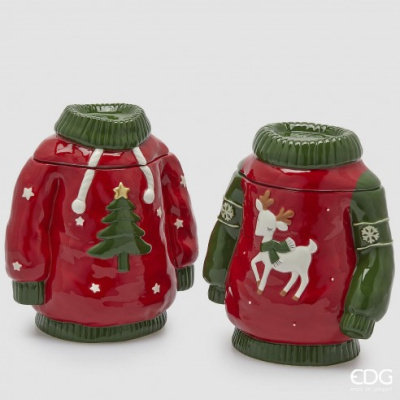 Recipientes de cerâmica em forma de camisolas de natal vermelhas e verdes com decoração de árvore de natal e rena