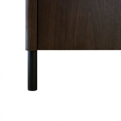 Parte inferior de móvel de madeira escura com perna preta cilíndrica