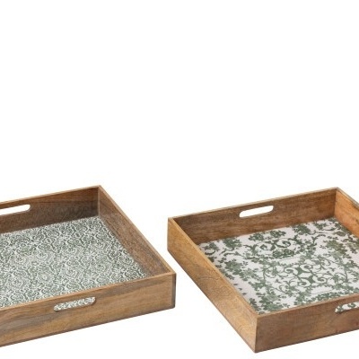 Duas bandejas quadradas de madeira com padrão floral verde no interior