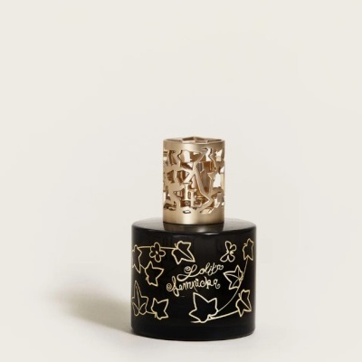 Frasco de perfume preto com tampa dourada decorativa e detalhes florais