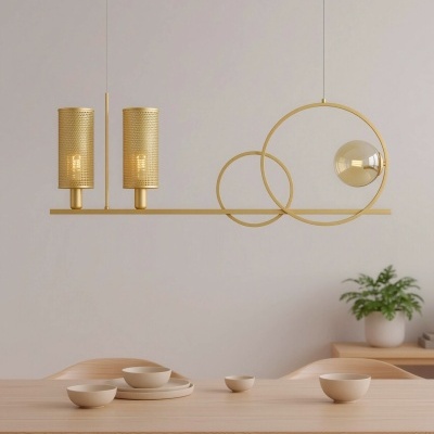 Luminária suspensa dourada com cilindros perfurados, argolas e mesa de madeira com tigelas