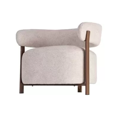 Poltrona bege claro com estrutura de madeira escura e design moderno