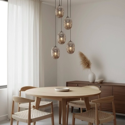 Mesa de jantar redonda de madeira clara com quatro cadeiras e candeeiros pendentes de vidro texturizado numa sala clara