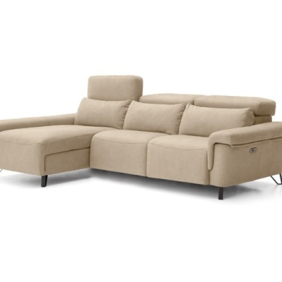 Sofá chaise longue bege claro com apoios de braço e encostos ajustáveis
