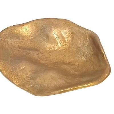 Prato decorativo dourado irregular em metal