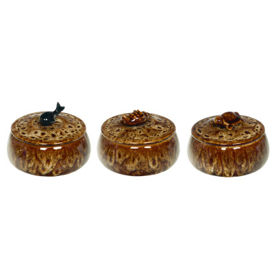 Conjunto de três potes de cerâmica castanha com tampas e pequenas esculturas de animais