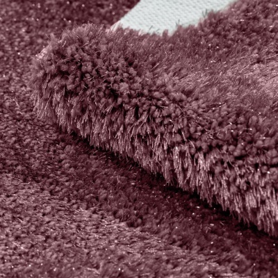 Tapete de pelo alto bordô com textura brilhante e fibras densas