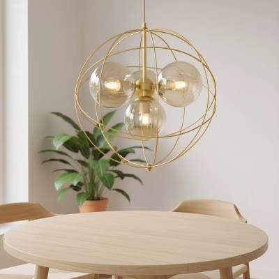 Candeeiro suspenso dourado com globos de vidro sobre mesa de madeira redonda