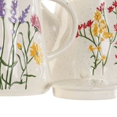 Conjunto de jarros brancos de cerâmica com flores coloridas em relevo