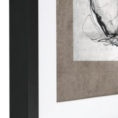 Canto de quadro com moldura preta e desenho abstrato em tons de cinza e preto