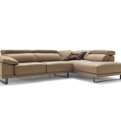 Sofá de canto bege em pele com almofadas decorativas