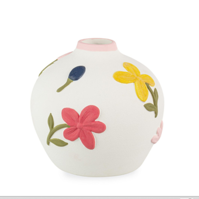 Vaso de cerâmica branco com flores coloridas em relevo