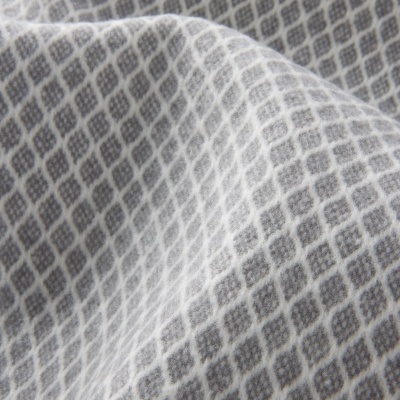 Tecido cinzento e branco com padrão de losangos