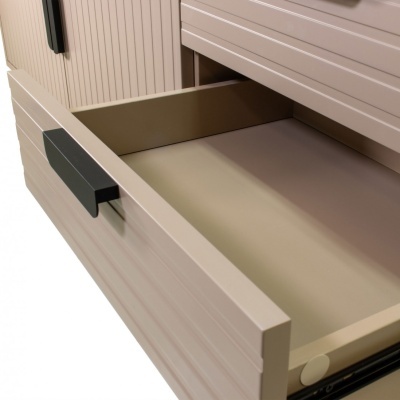 Gaveta de móvel de madeira bege com puxador preto aberta