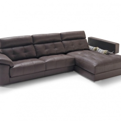 Sofá de pele castanha escura em forma de L com almofadas decorativas