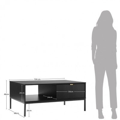 Mesa de centro preta em metal com duas divisões e porta de correr com textura riscada.