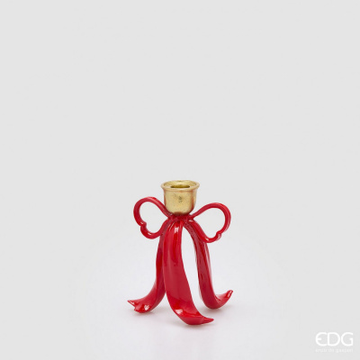 Castiçal metálico com base vermelha em forma de laço e suporte dourado para vela