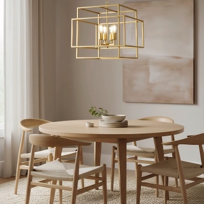 Mesa de jantar redonda de madeira clara com quatro cadeiras e candeeiro dourado geométrico suspenso