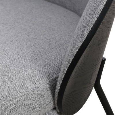 Cadeira cinzenta com madeira escura e pernas pretas