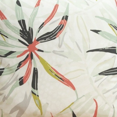 Capa de almofada com padrão floral abstrato em várias cores sobre fundo branco