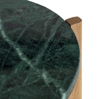 Mesa com tampo redondo em mármore verde escuro e pernas de madeira clara