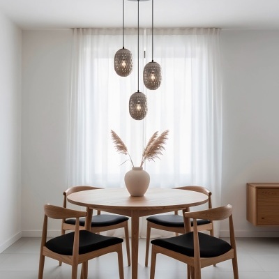 Mesa de madeira redonda com quatro cadeiras e lustres pendentes com vaso central