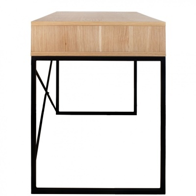 Mesa retangular em madeira clara com estrutura metálica preta minimalista