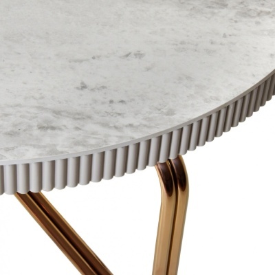 Mesa redonda com tampo de mármore e pernas douradas