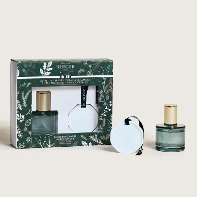 Conjunto spray e cerâmica Maison Berger em embalagem verde com decoração de folhas e texto, frasco azul com tampa dourada e cerâmica branca com fio.
