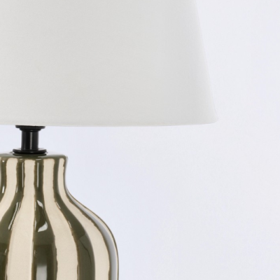 Candeeiro de mesa com base cerâmica prateada e cúpula branca