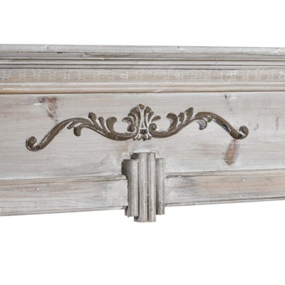 Moldura de madeira branca com motivo floral em relevo