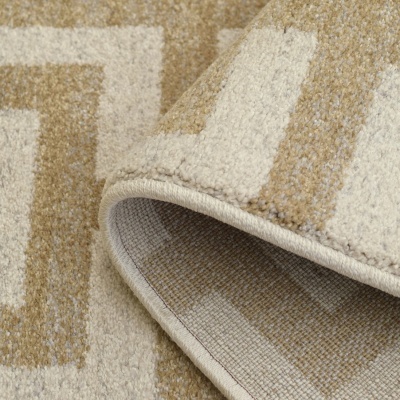 Tapete bege e creme com padrão geométrico em textura felpuda