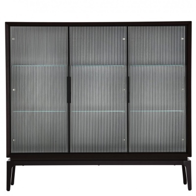 Armário de madeira preto com portas de vidro canelado e pernas altas