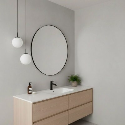 Móvel de casa de banho suspenso de madeira clara com espelho redondo e luminárias suspensas com globos brancos.