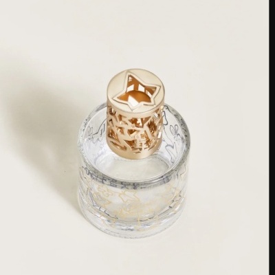 Frasco de perfume transparente com tampa dourada decorativa